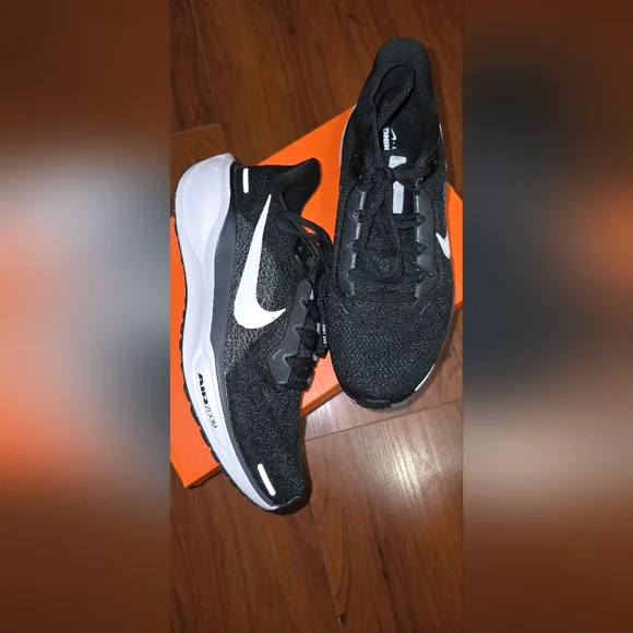 NIB Size 7.5 Nike Black and White Air Zoom Sneakers - Picture 1 of 5